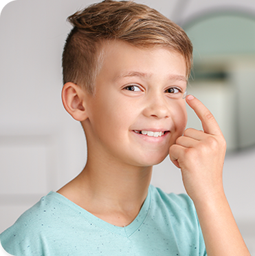 Pre-teen boy putting on MiSight 1 Day contact lens
